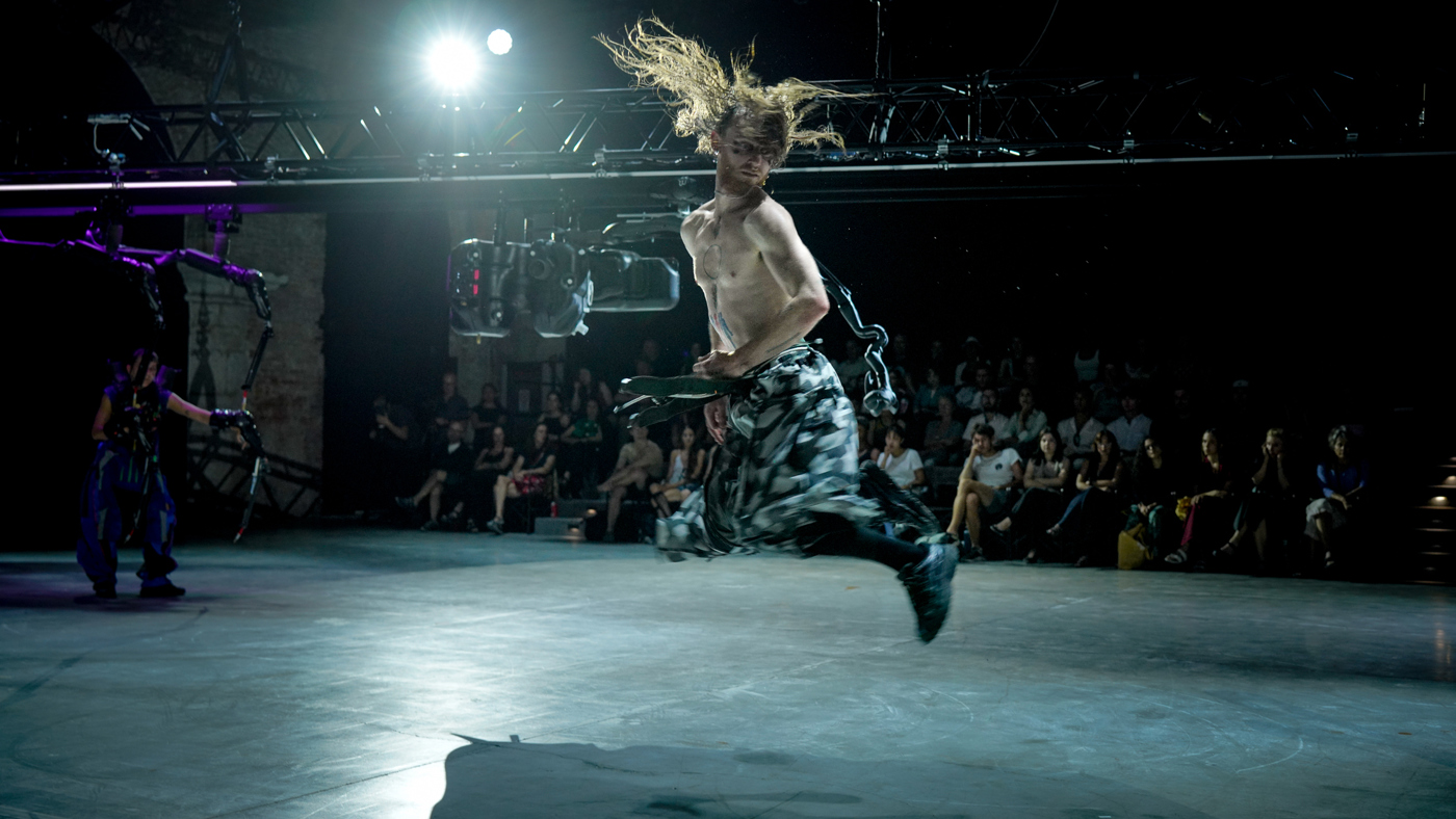 Dūmų fabrike – šokis iš kitos dimensijos: australai „Chunky Move“ NEW BALTIC DANCE scenoje